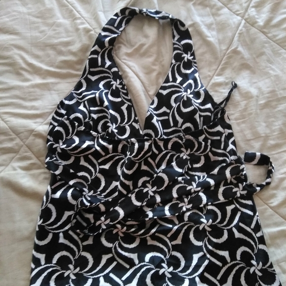 Black and White Design Halter Top. - Picture 5 of 5
